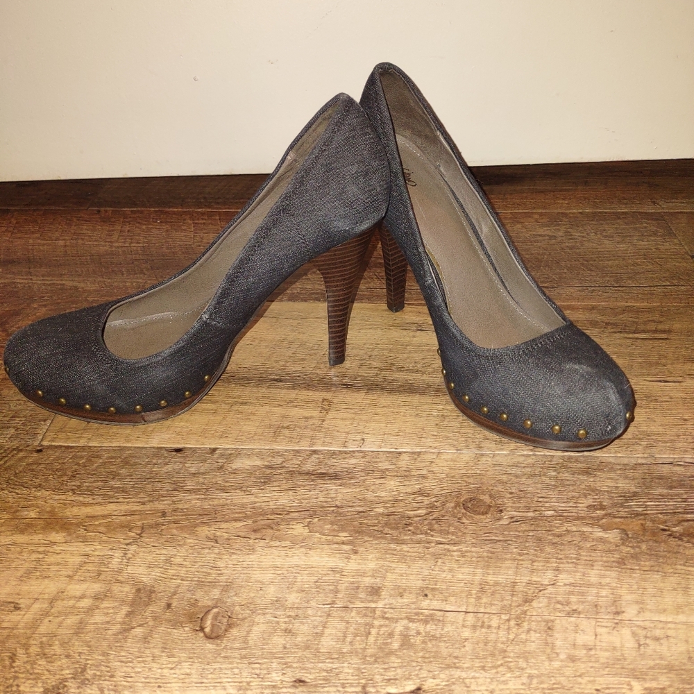 Woman's size 7.5 heels